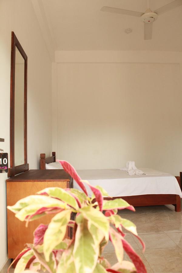 Pearl City Hotel Tissamaharama Exteriör bild
