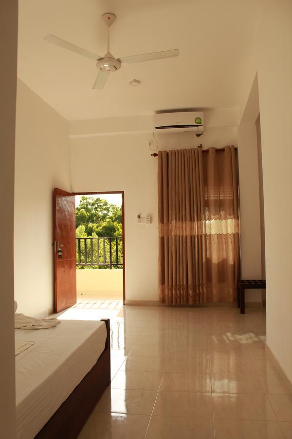 Pearl City Hotel Tissamaharama Exteriör bild